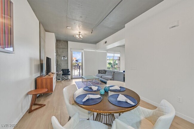 Foto del edificio - 353 E Bonneville Ave