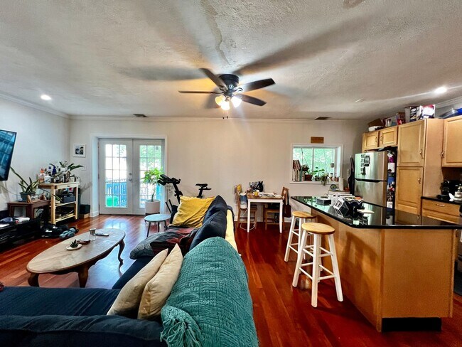 Foto del edificio - Stylish Top-Floor 2-Bedroom Condo with Pri...