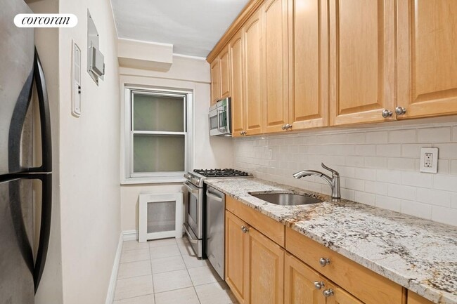 Building Photo - 333 E 46th St