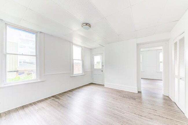 Building Photo - AVAILABLE JULY - Spacious Renovated 4 Bedr...