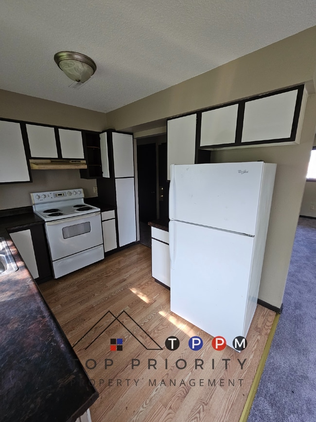 Building Photo - 2 Bedroom | 1 Bathroom Duplex in Iowa City...