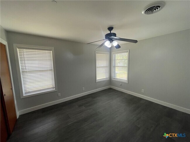 Foto del edificio - 3001 Hummingbird Ln