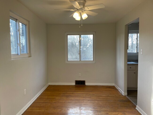 Building Photo - 537 Sandy Hill Rd