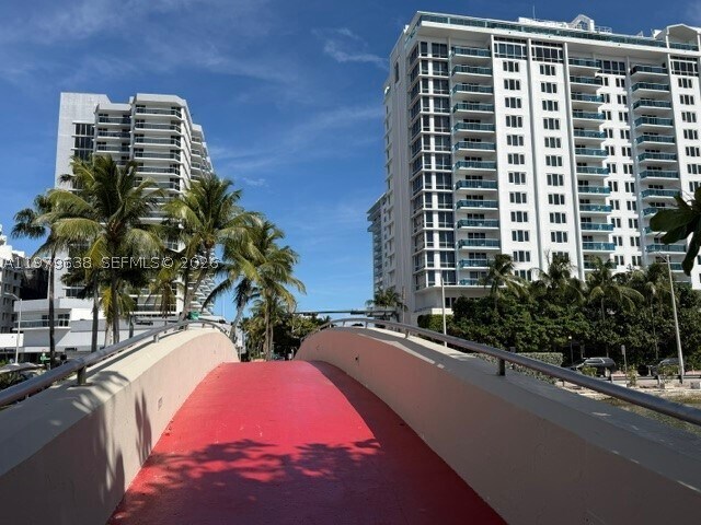 Foto del edificio - 2445 Lake Pancoast Dr