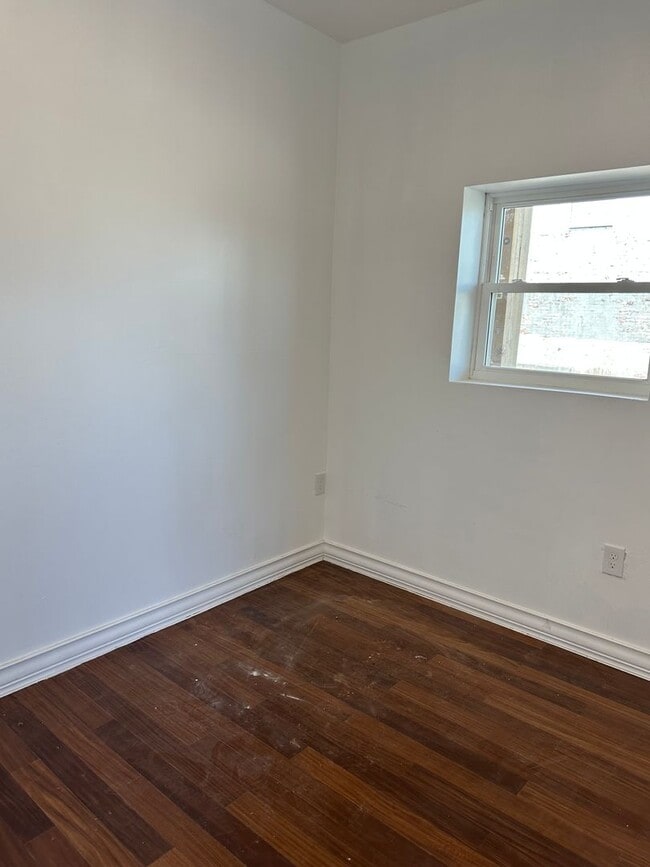 Building Photo - Newly Renovated, Spacious Home! W/D Hook-Up, Close to JHU, KKI and Public Transportation! Availab...