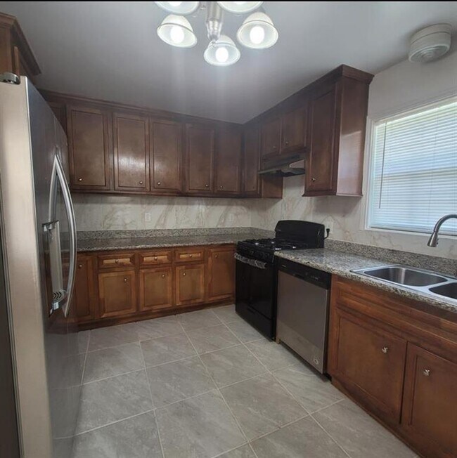 Building Photo - 402 King Edwards Pl