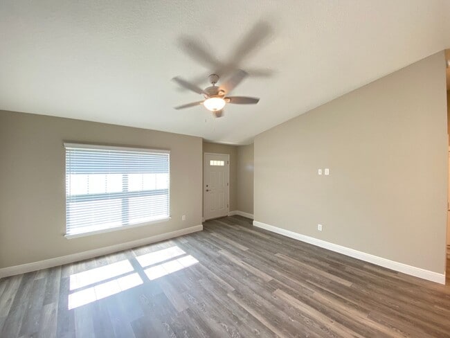 Building Photo - Custom Home - Desirable SE Ocala Neighborhood 3/2/2 **Won't Last**
