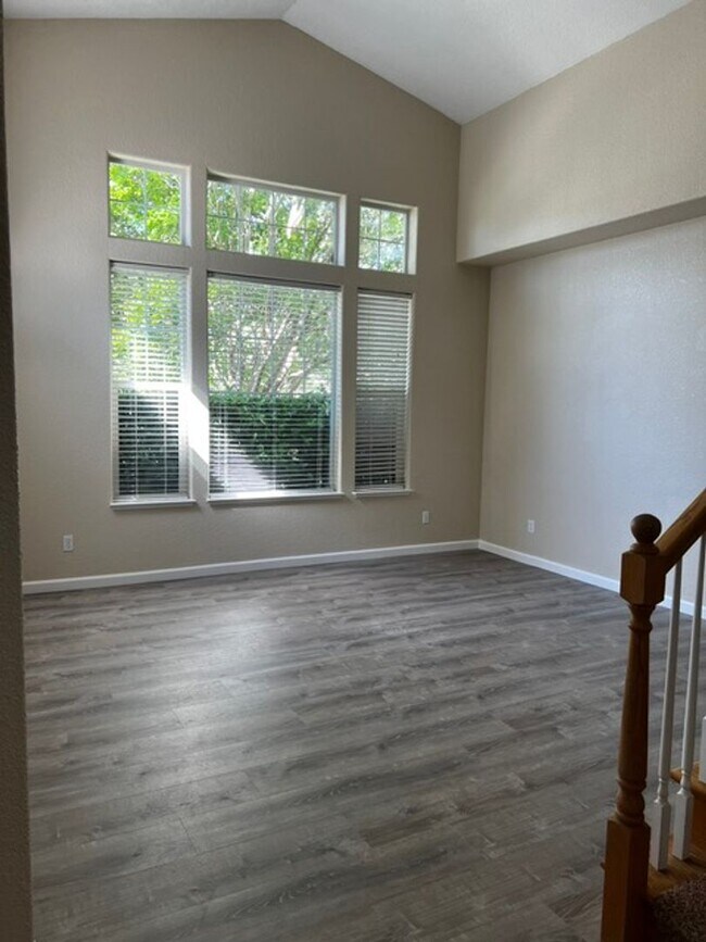Foto del edificio - Desired Two Story 3 Bedroom 2.5 Bath Petal...