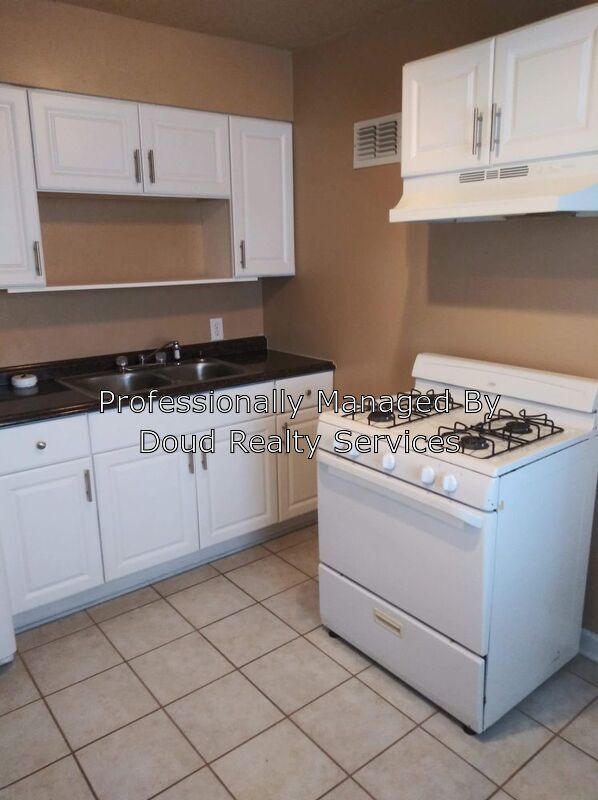 Building Photo - 374 Ridgewell Ave