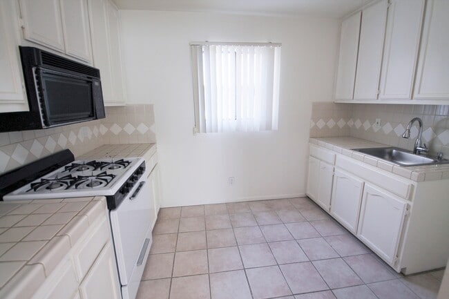 Building Photo - 15040 Moorpark St