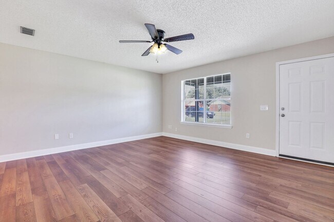 Building Photo - MOVE IN READY (DOG FRIENDLY)