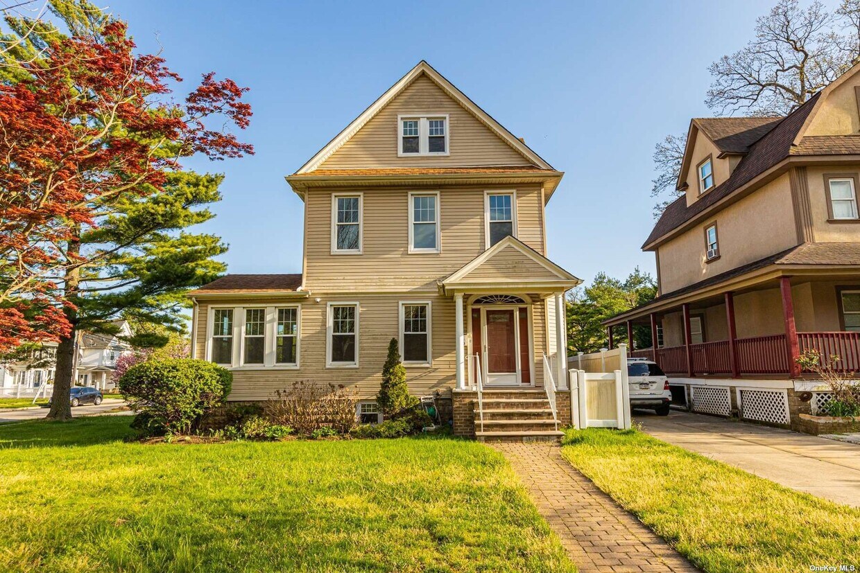 Primary Photo - 209 Smith St
