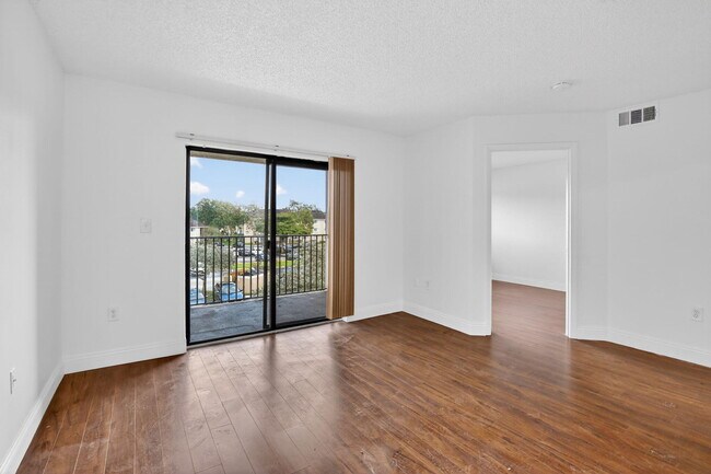 Building Photo - 300 Palm Cir W