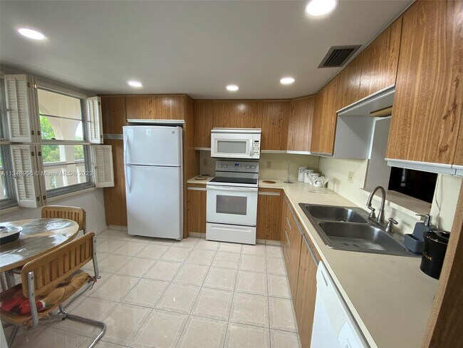 Building Photo - 2102 Lucaya Bend