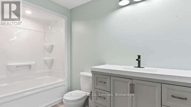 Building Photo - 557 Mary St