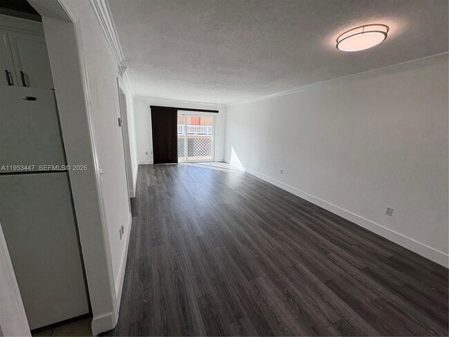 Building Photo - 633 S Royal Poinciana Blvd