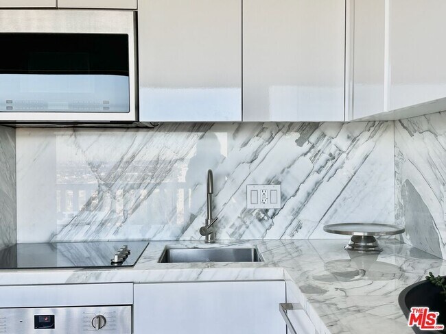 Foto del edificio - 999 N Doheny Dr