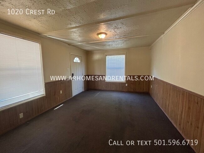 Foto del edificio - 1020 Crest Rd | $995 | 3 beds, 2 full baths
