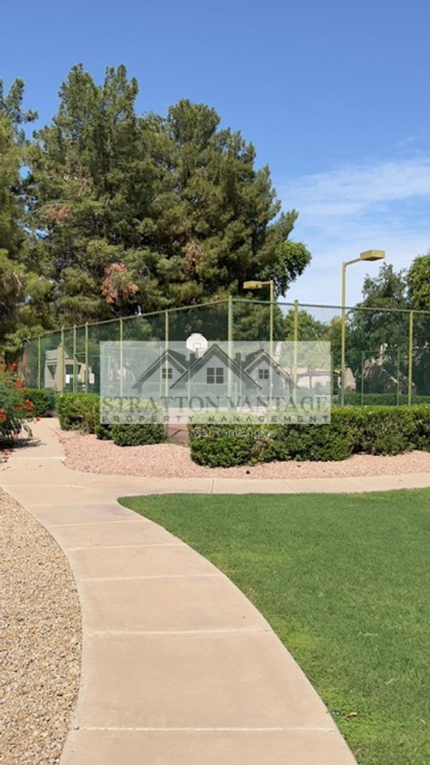 Foto del edificio - 1351 N Pleasant Dr