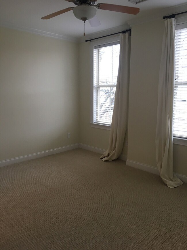 Building Photo - Spacious 2 bedroom town home Vandy/West End