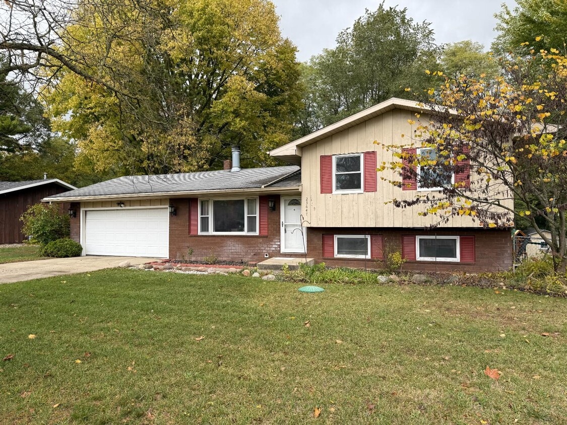 Foto principal - 23647 River Lake Ct