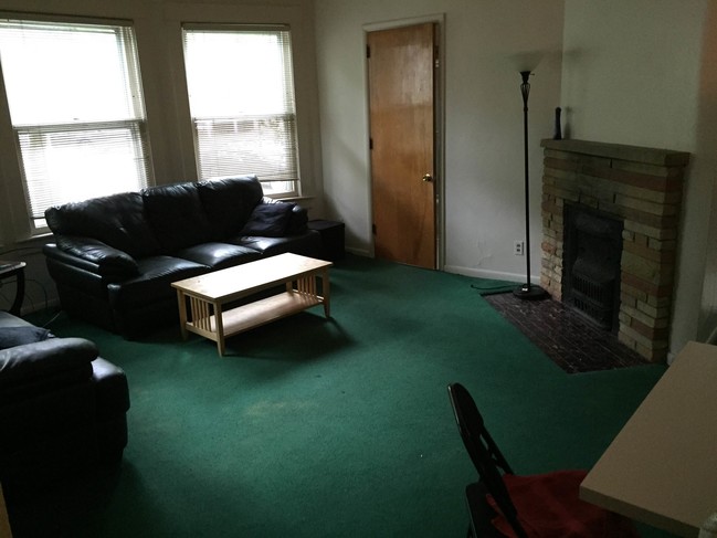 Living Room - Summer Sublet 1 in 3 BRs UM Central Campus