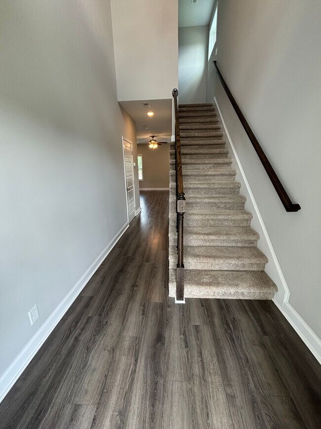 Foto del edificio - 4 Bedroom 2 1/2 Bath Pet Friendly Home For Rent Near Post!