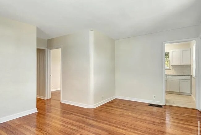 Building Photo - 3047 S Peninsula Dr