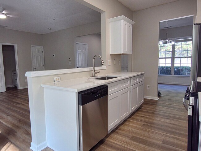 Foto del edificio - Updated 3 bed 2.5 bath Townhome located in...