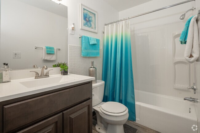 1 habitación, 1 baño - 704 pies cuadrados - Baño - Park West