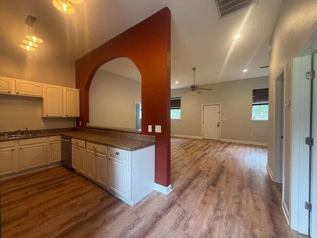 Foto del edificio - 11921 Woodland Ave