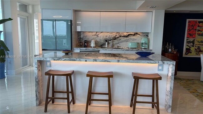 Building Photo - 6301 Collins Ave