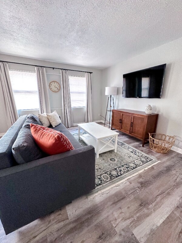 Foto principal - 1209 Tropic St