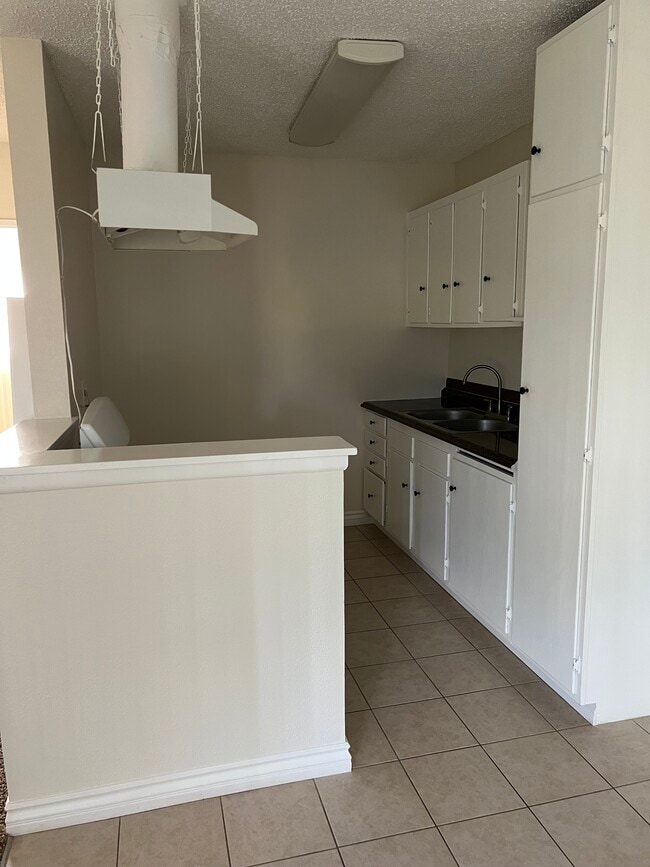 kitchen - 2324 E Commonwealth Ave