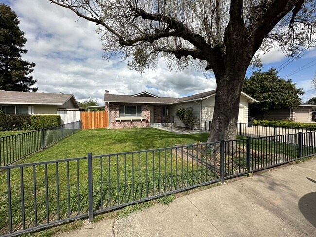 Foto del edificio - 1613 Carnation Ct