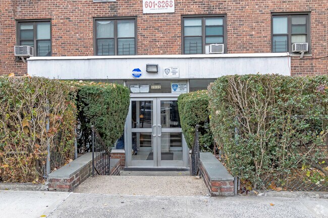 Entrada - 2835 Webb Ave