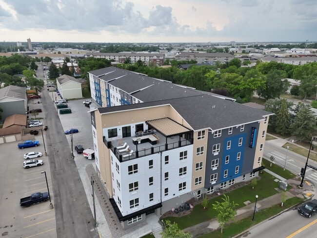 Building Photo - The Skyline