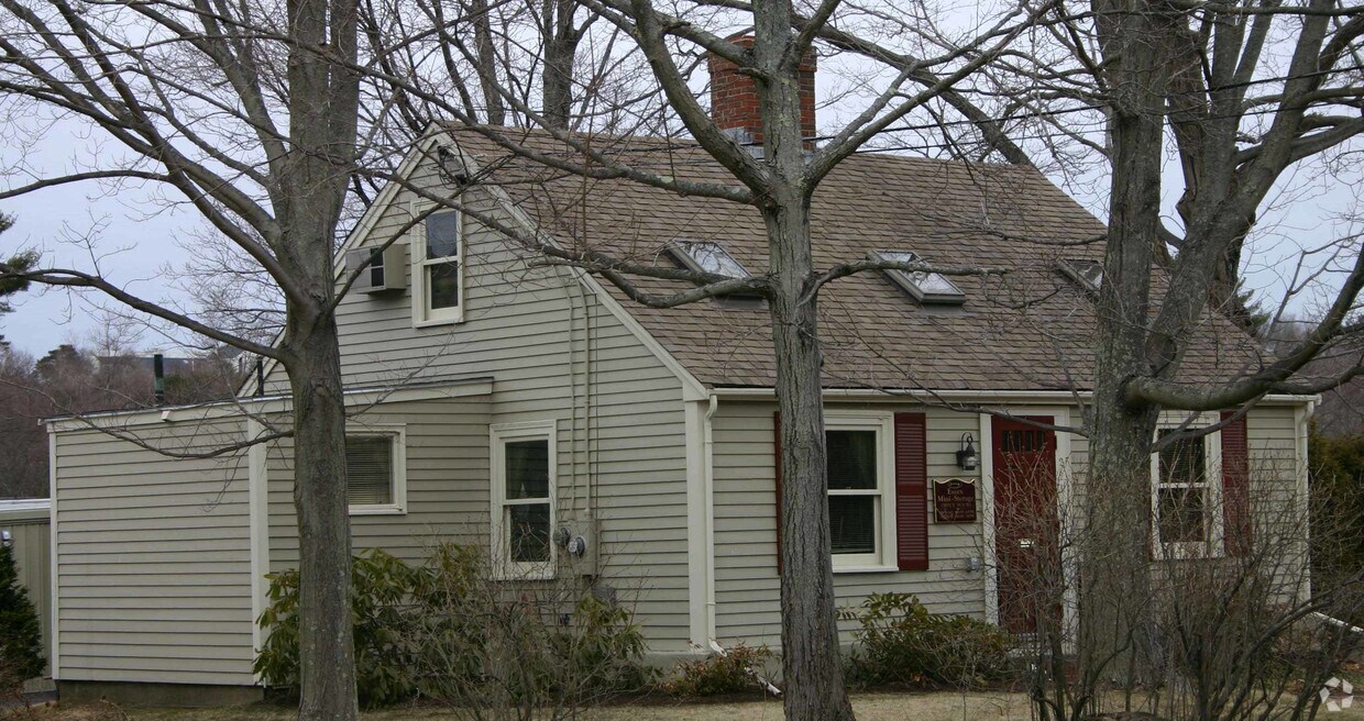 158 Rear Western Ave, Essex, MA 01929 Apartments in Essex, MA