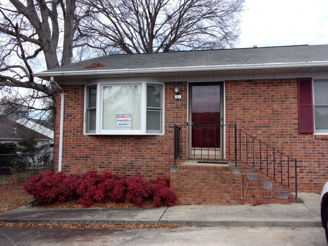 Primary Photo - 2 Bedroom 1 Bath Condo Close to Shopping, ...