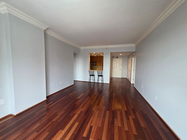 Foto del edificio - PRICE REDUCTION! & NO LEASING FEE REQUIRED