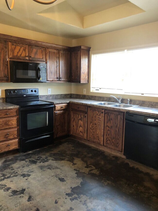 Building Photo - Charming 3Bedroom in Caprock District