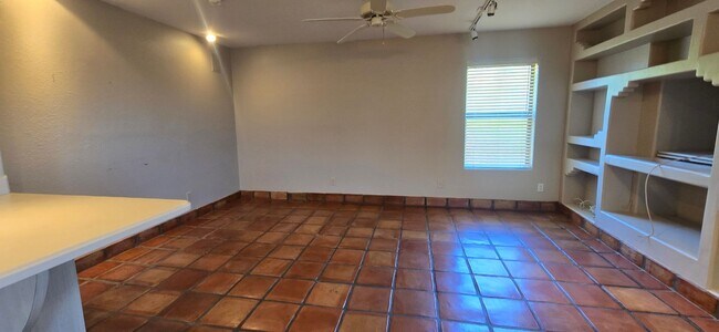 Foto del edificio - UNFURNISHED GREAT SINGLE FAMILY HOME