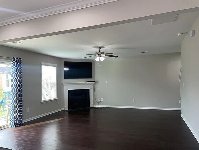 Building Photo - 5 Bedroom 3 Bathroom