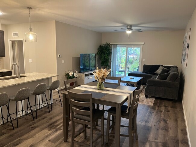Building Photo - 2116 Community Ln