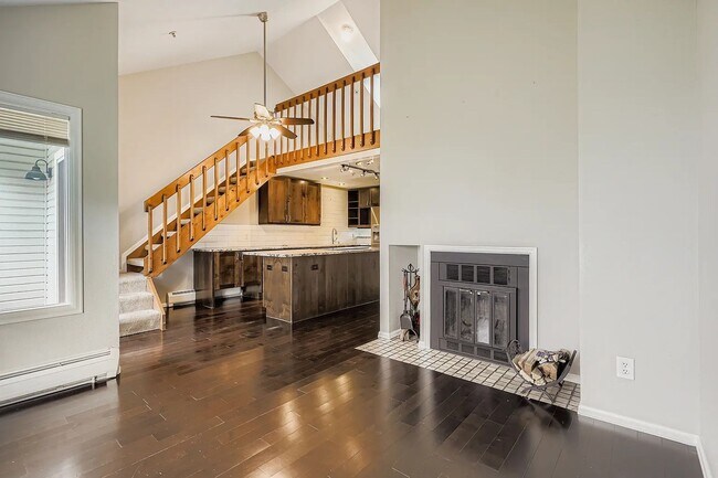 Building Photo - Beautiful, Updated 1 Bedroom Condo on Pear...