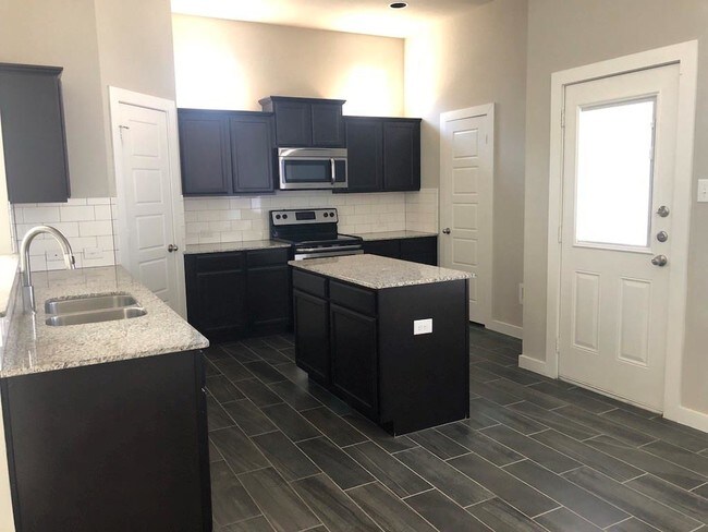 Building Photo - 915 Chaparral Trail