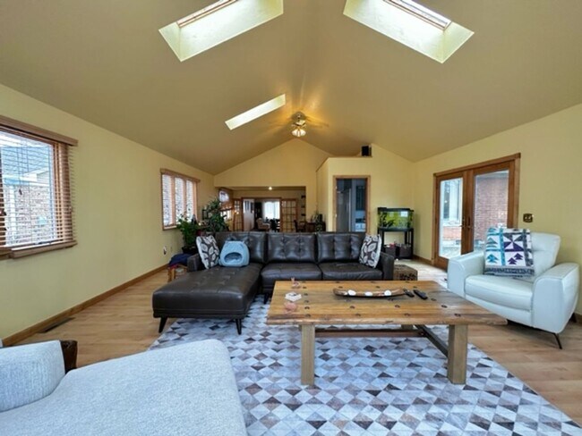 Foto del edificio - Beautiful / Spacious 3 Bed 3 Bath Ranch Style Single Family Home!