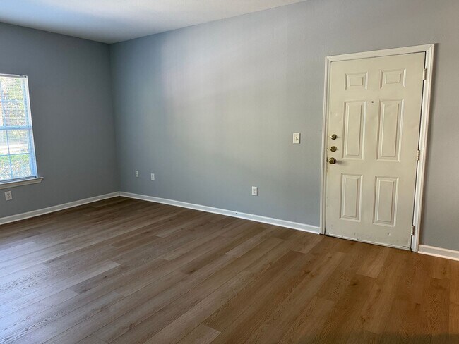 Foto del edificio - First Floor at The Legends!