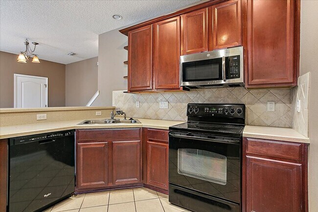 Building Photo - Beautiful Townhouse on preserve in highly ...