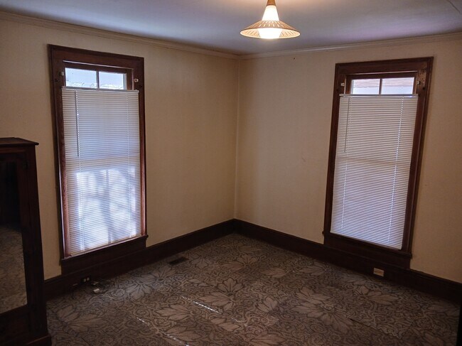 Dormitorio - 505 W Front St